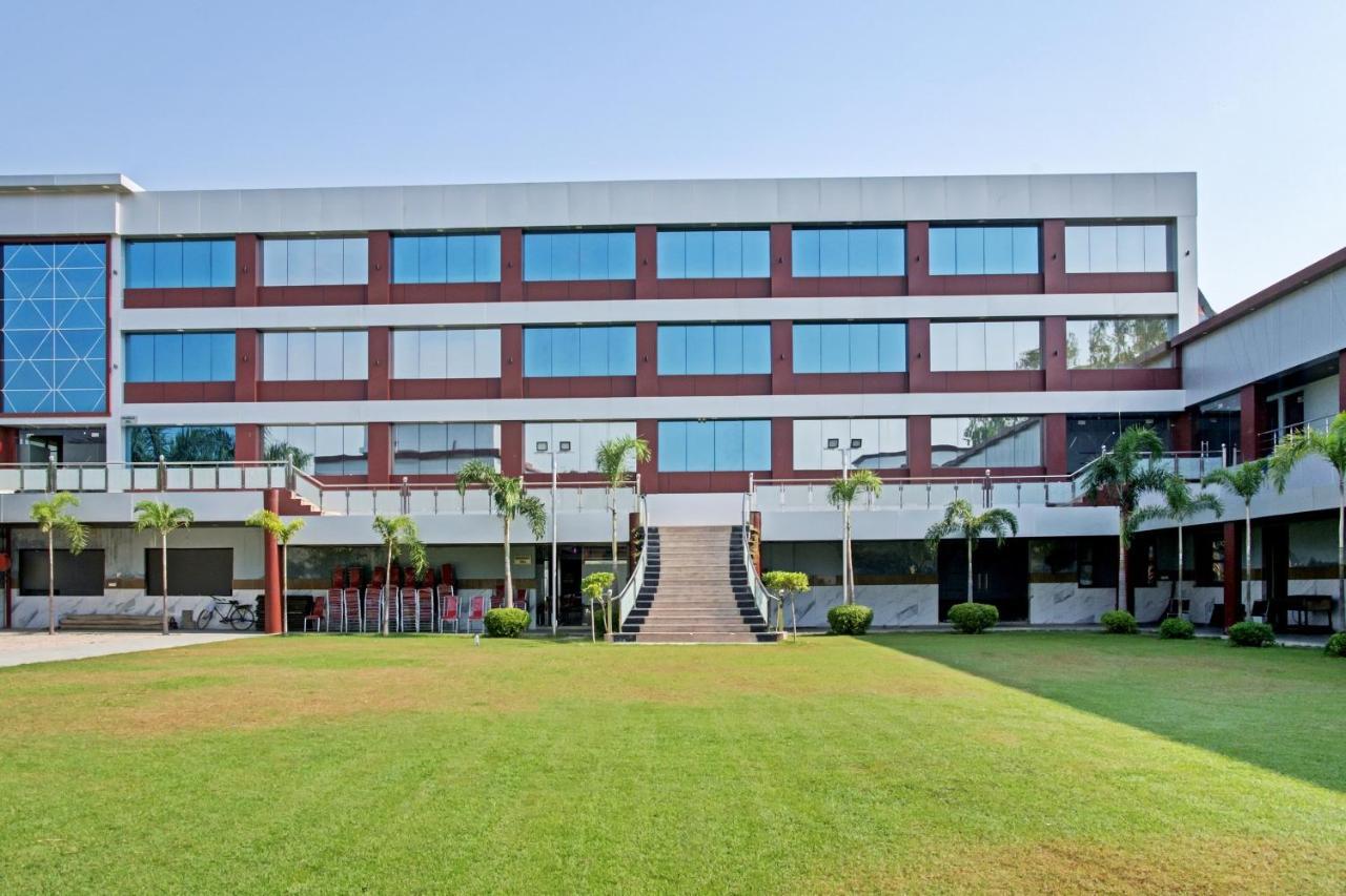 Oyo 62241 Swastik Garden Hotel Dhāmpur Exterior foto